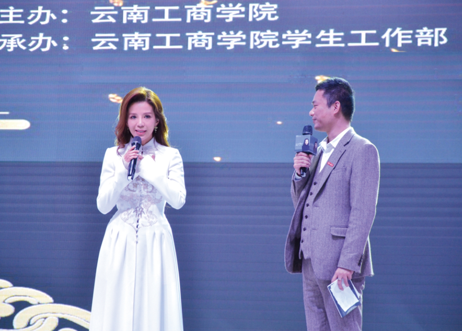 央视主持人朱迅作客学校名师大讲堂