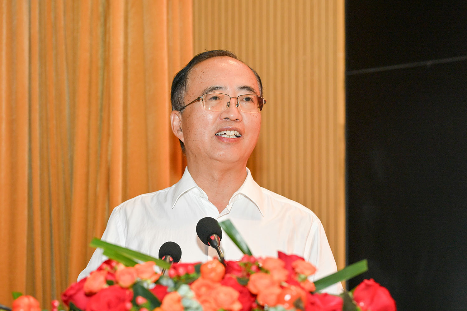 校长蒋永文在新学期讲座上进行演讲